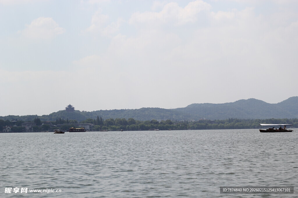 湖光山色中的静谧水面