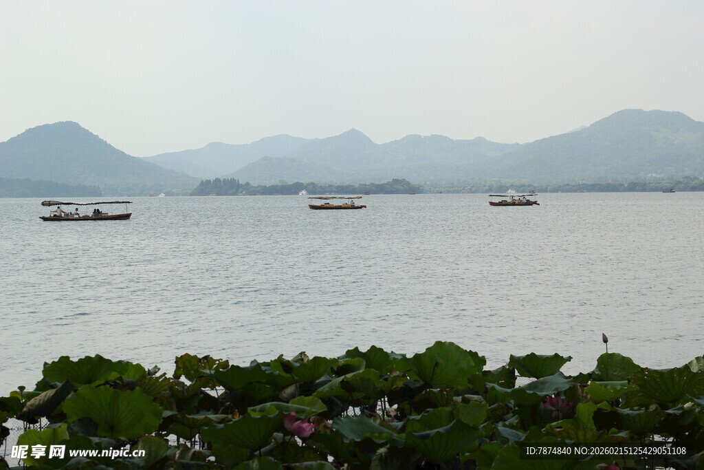 湖光山色间的船只景致
