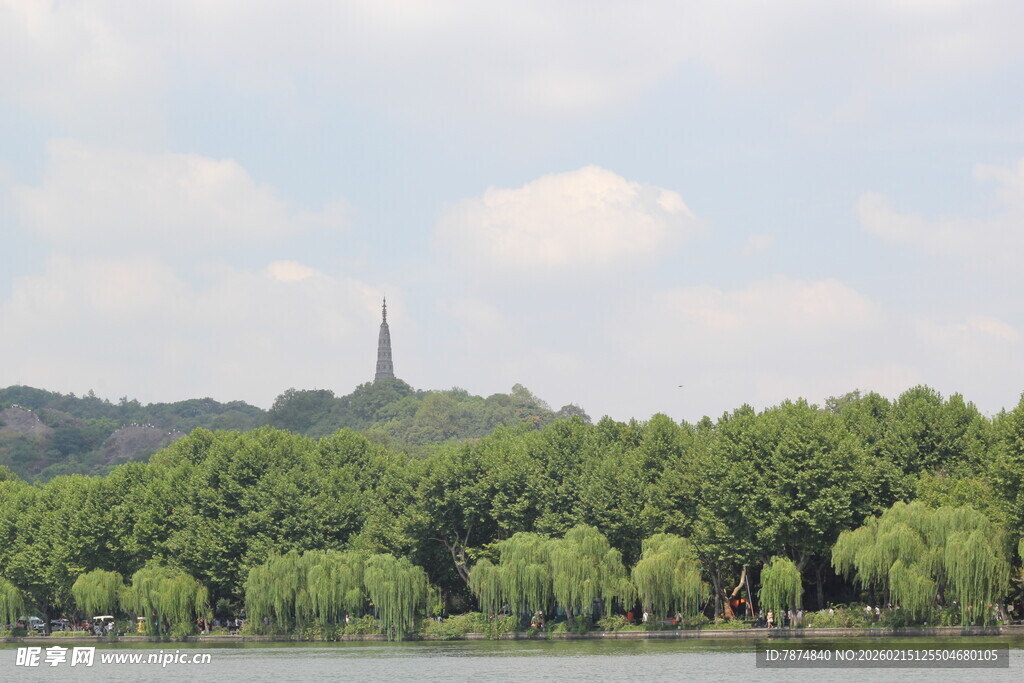 湖畔绿树环绕的远方尖塔