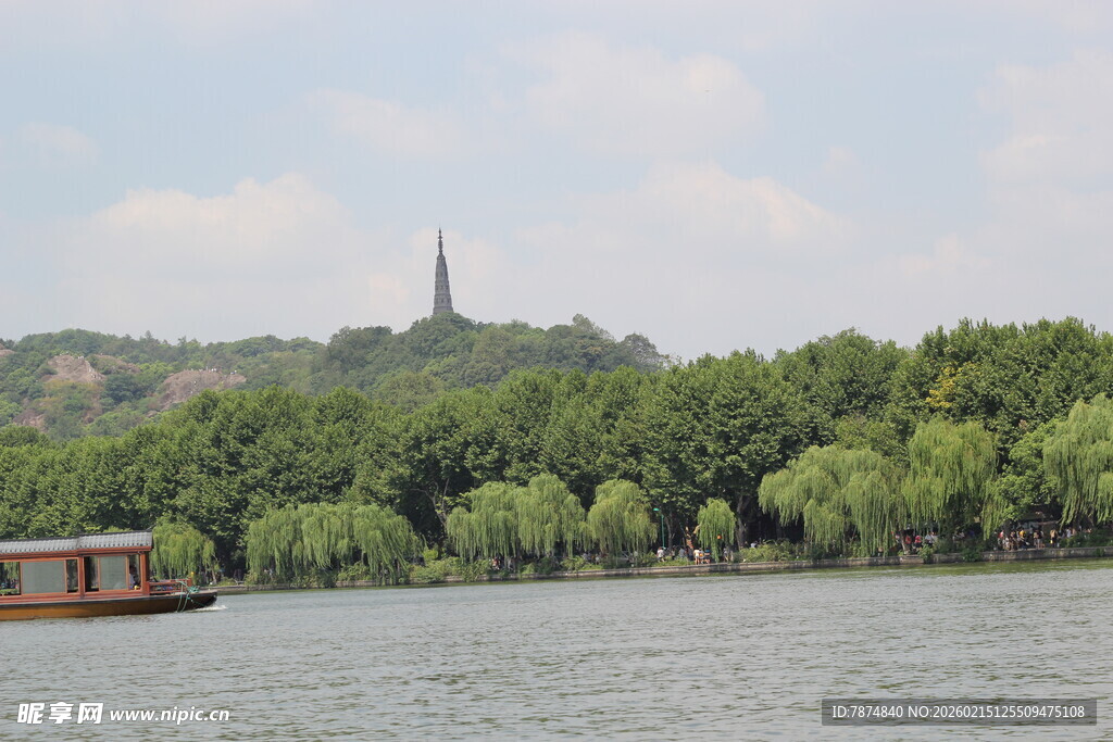 西湖湖景中的游船与古塔