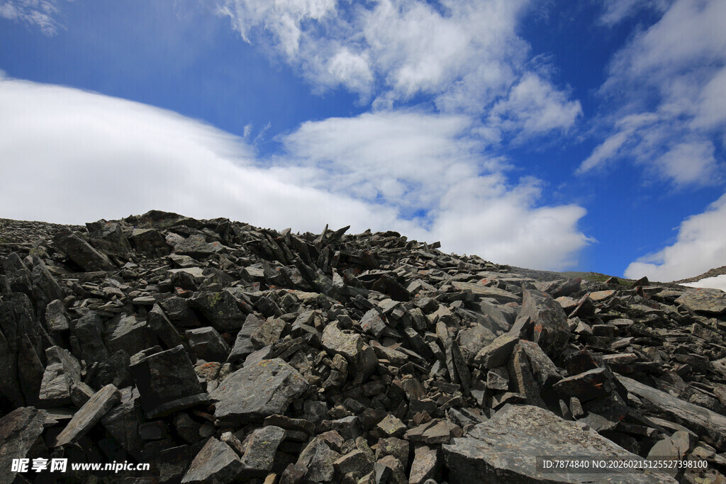 高山碎石与蓝天白云景观