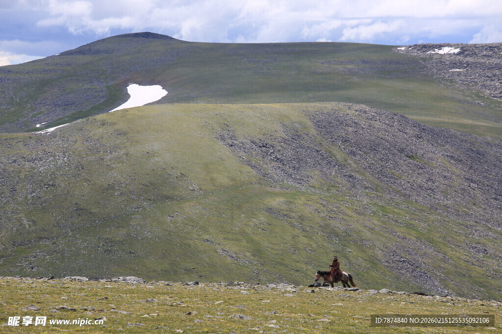 草原上的骑行者