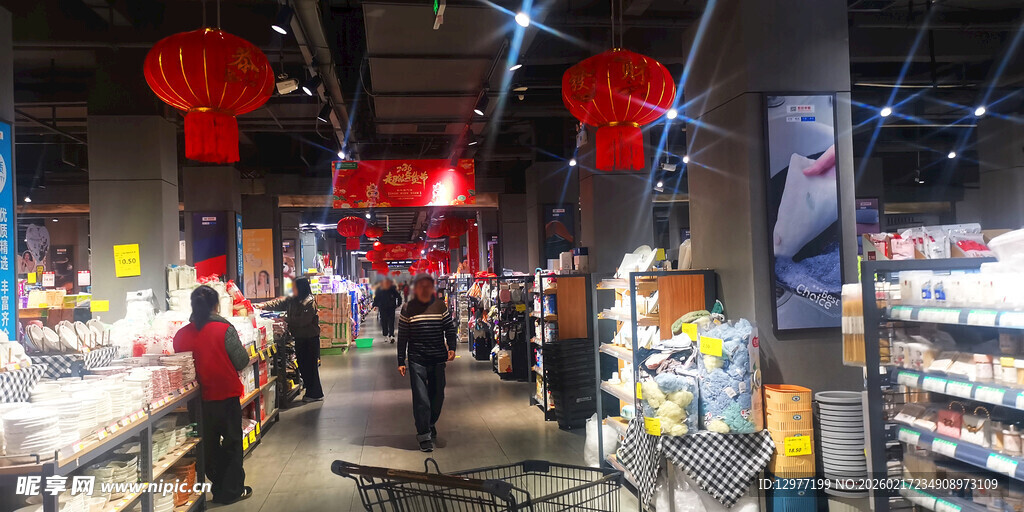 超市内悬挂红灯笼迎节日