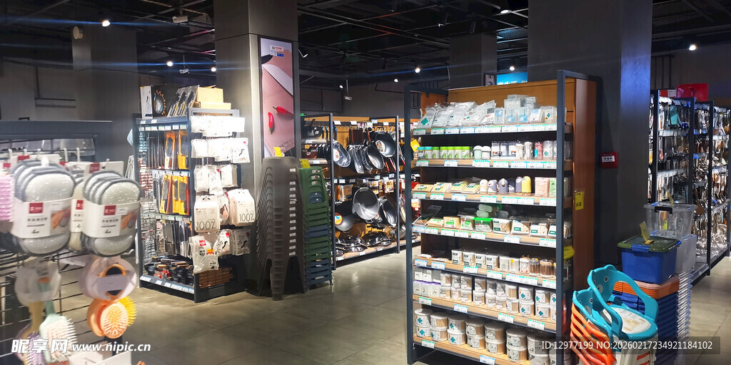 超市内景展示丰富商品