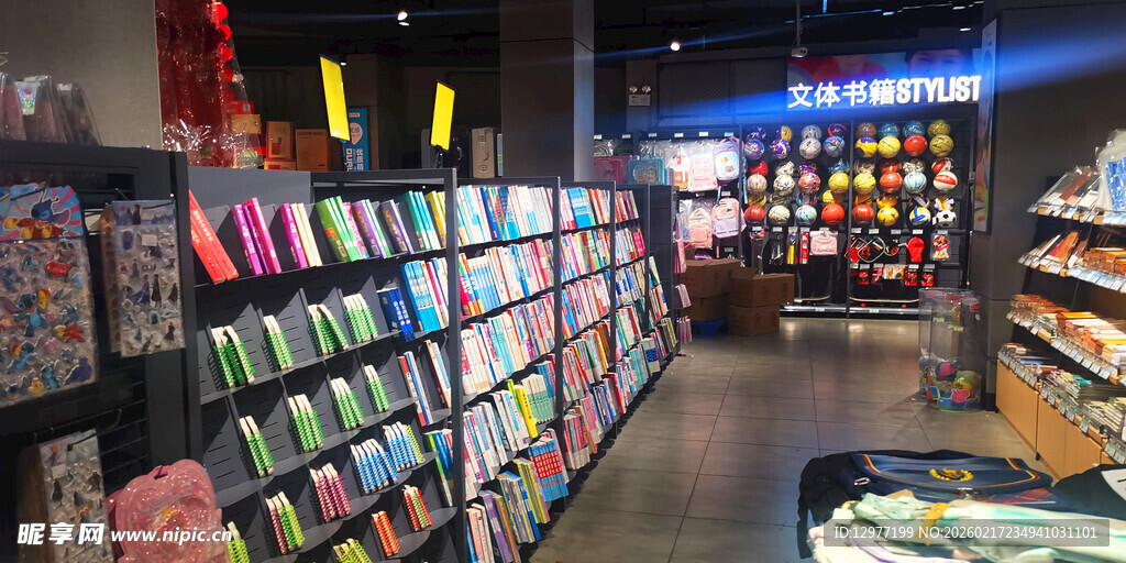 文具店内琳琅满目的商品
