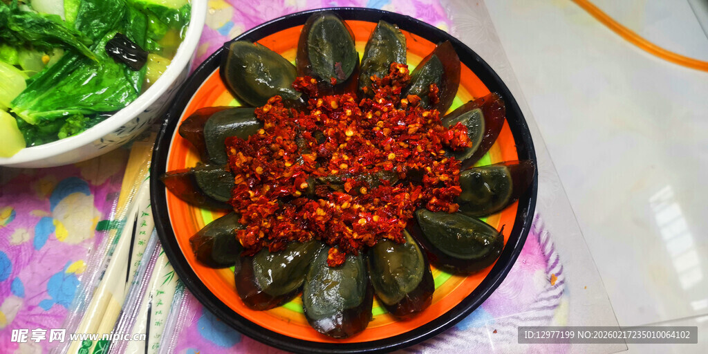 香辣辣椒皮蛋摆盘中