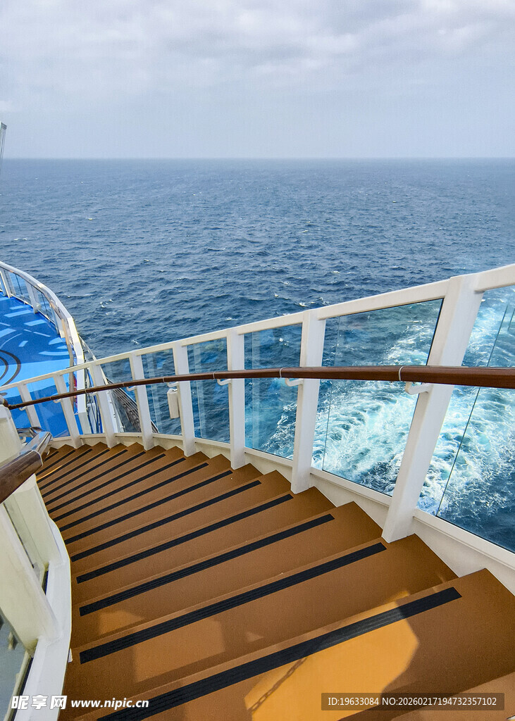 邮轮上的木质旋转观景楼梯