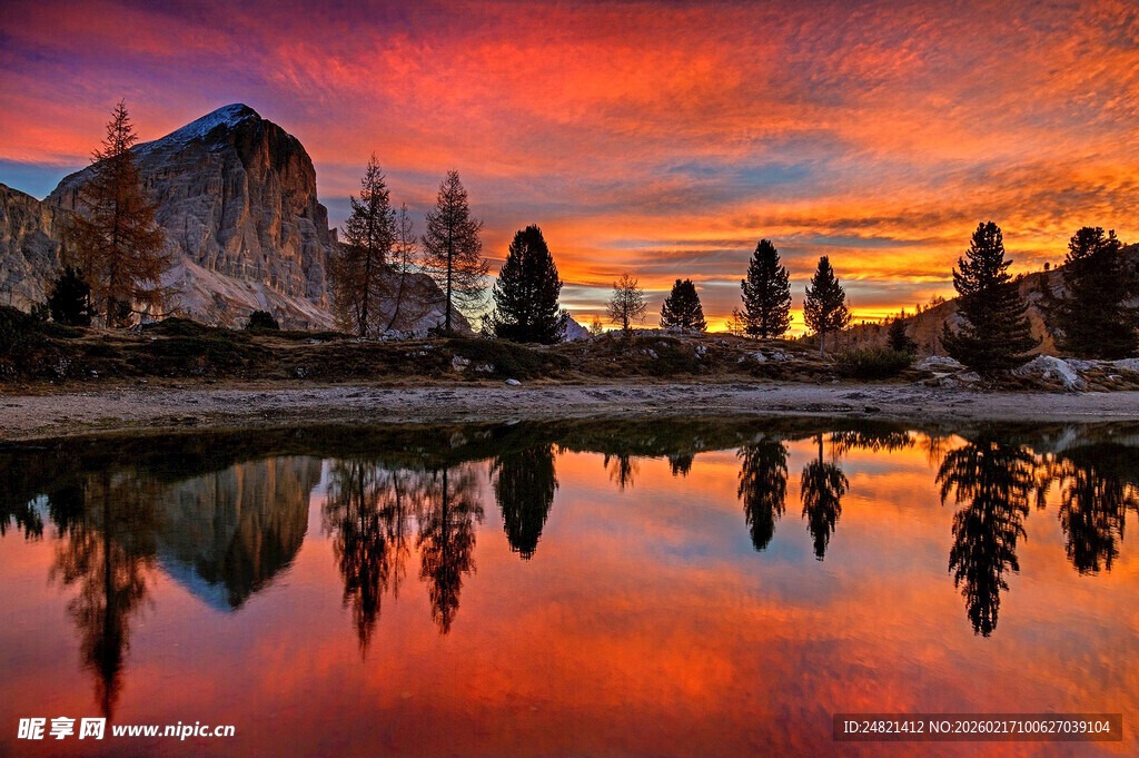 湖畔绝美晚霞与建筑倒影