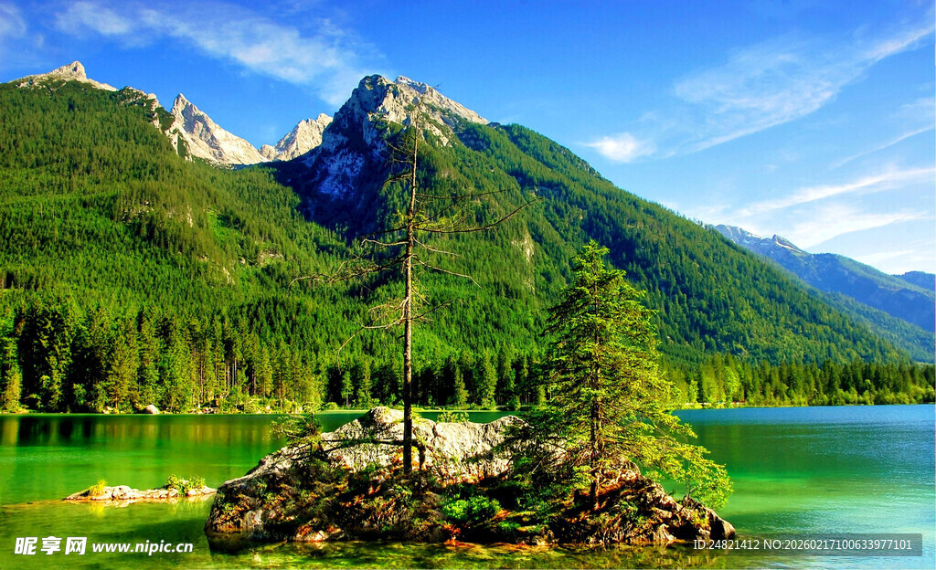 湖畔青山美景如画