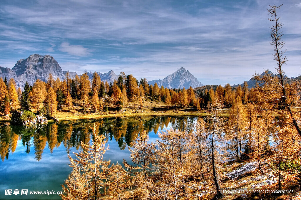 秋日湖畔山林美景