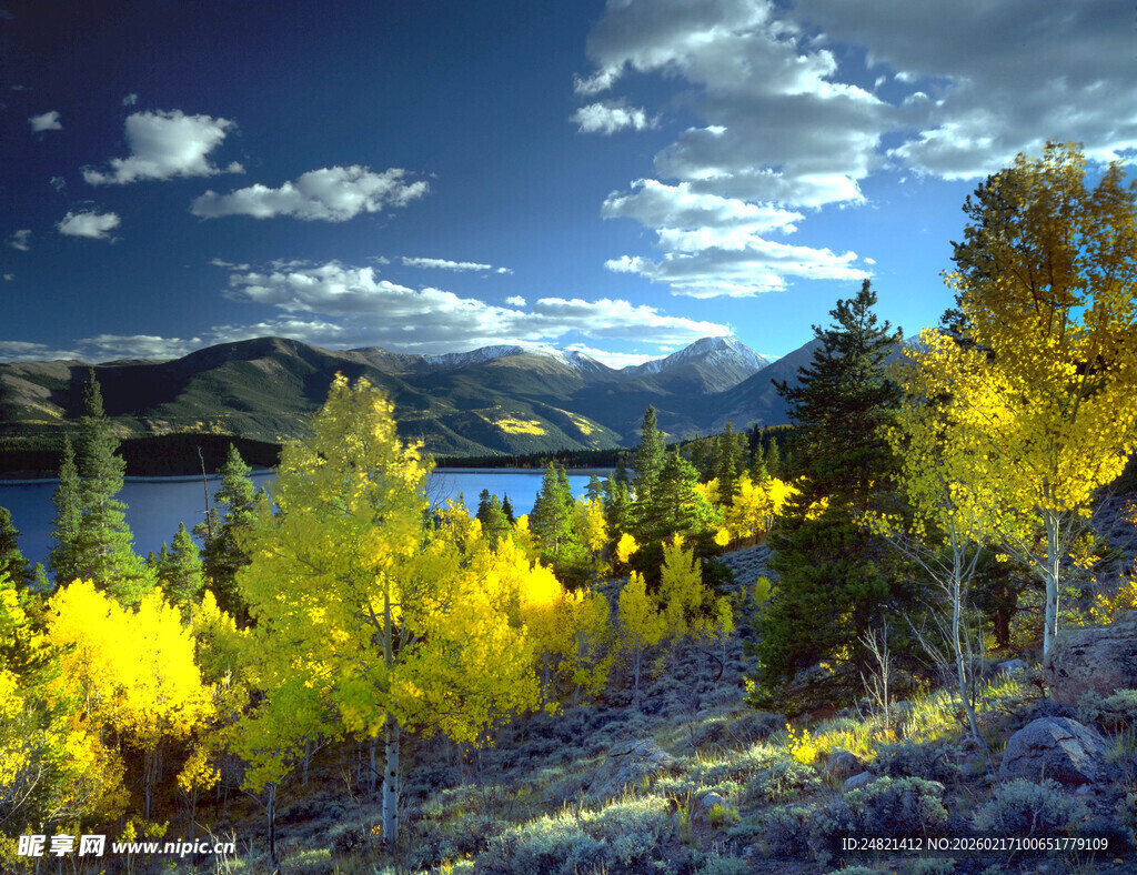 秋日山林湖畔美景