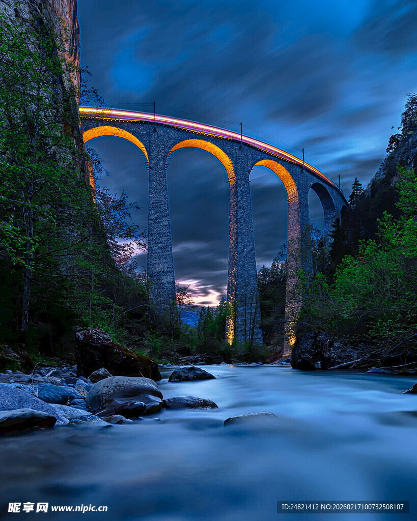 夜幕下的壮丽高架桥