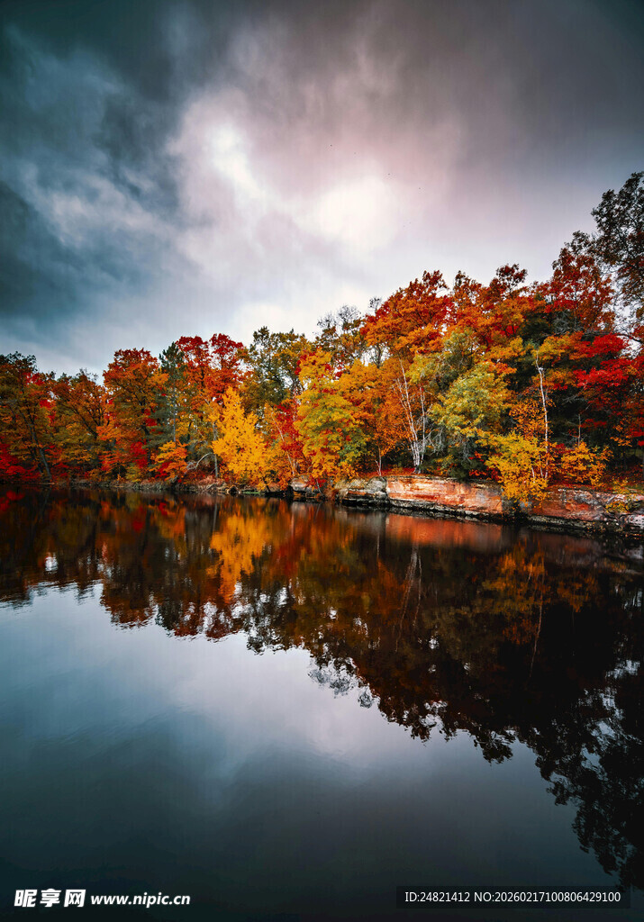 秋日湖畔绚丽风光倒影