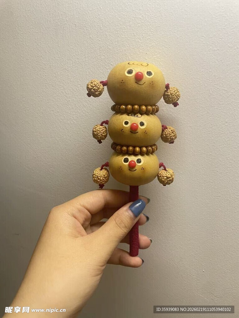 三只堆叠的可爱玩偶