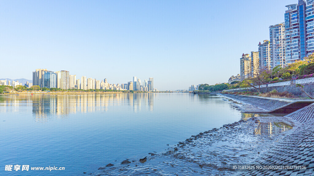 河畔城市风光 宁静美好