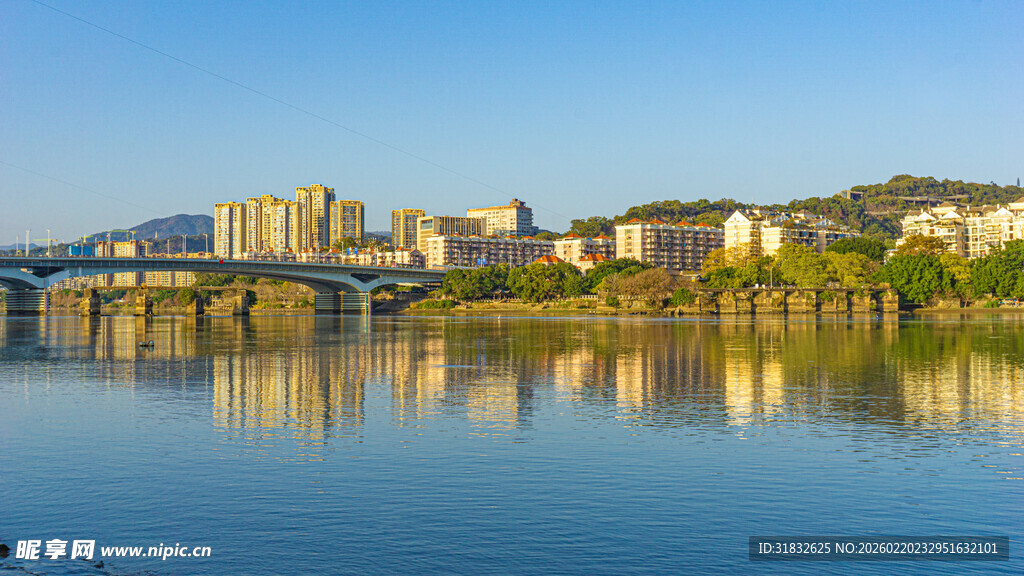 河畔城市风光 宁静美好