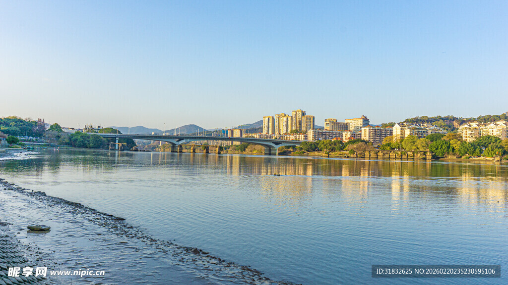 河畔城市风光 宁静水域