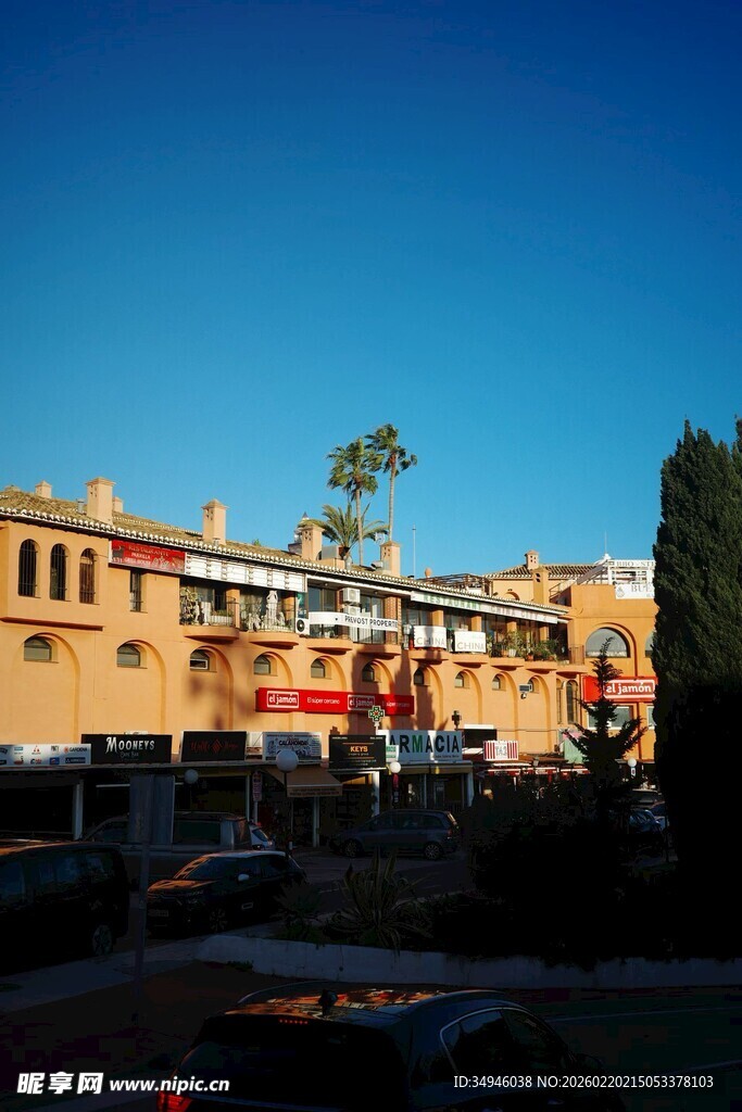 阳光下的建筑景观