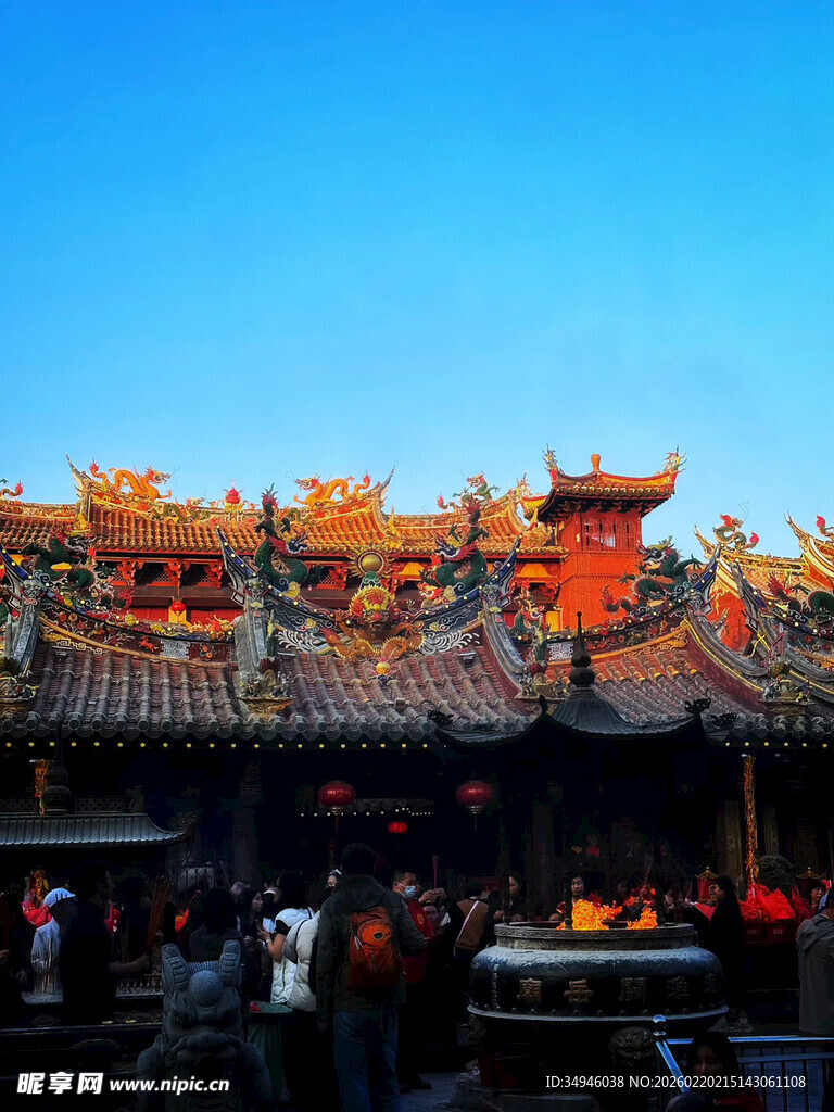 古寺庙宇前的热闹场景