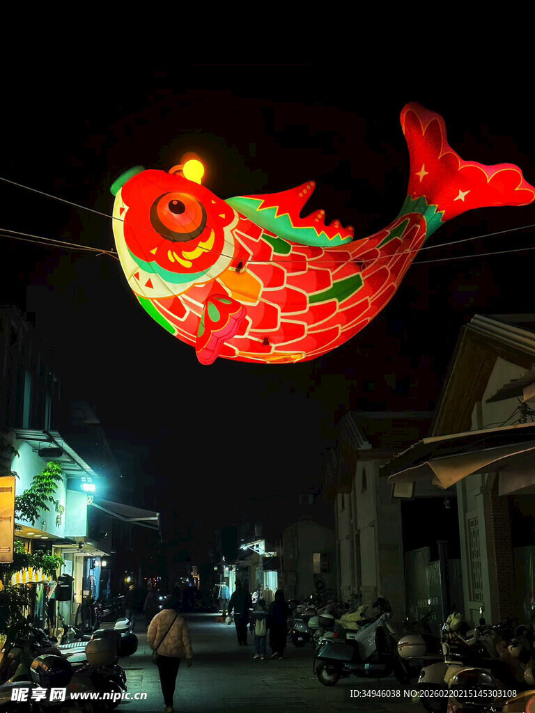 夜晚街头悬挂的鲤鱼花灯