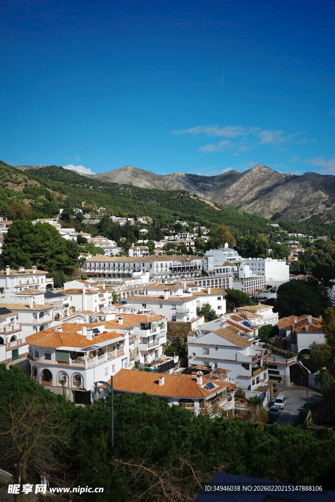 山间白房小镇风光