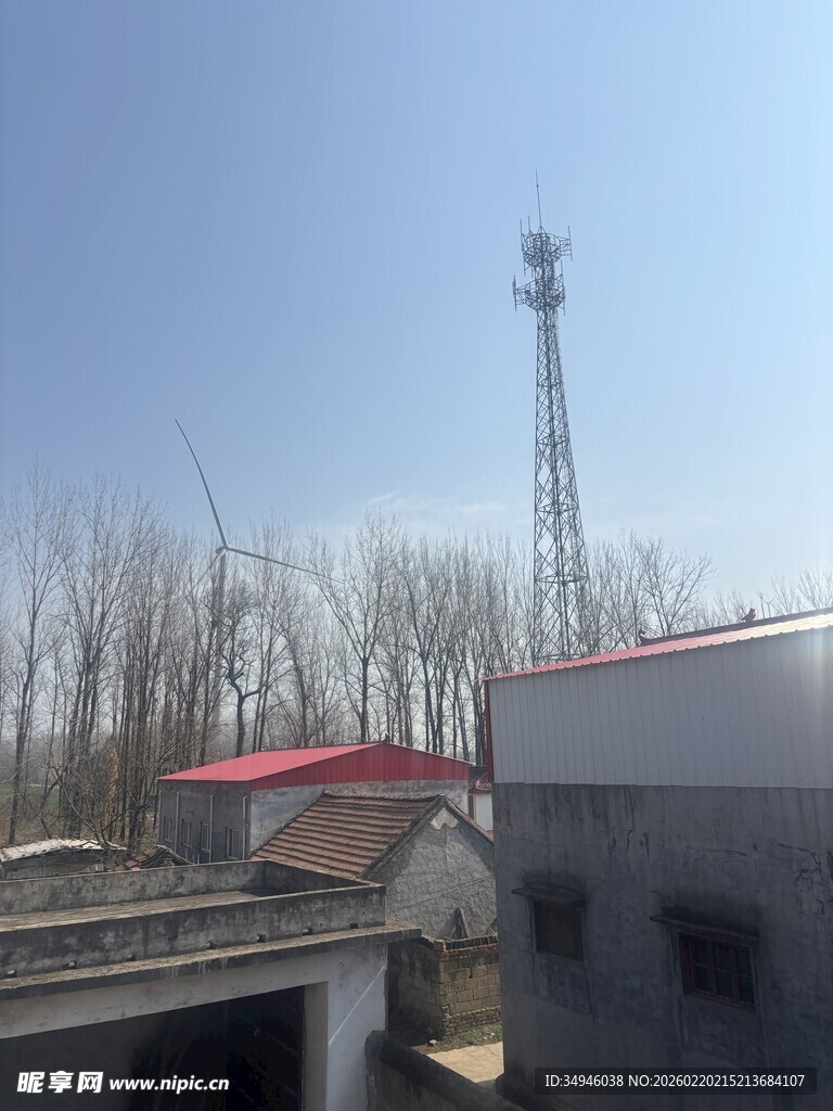 乡村中的通信塔与建筑