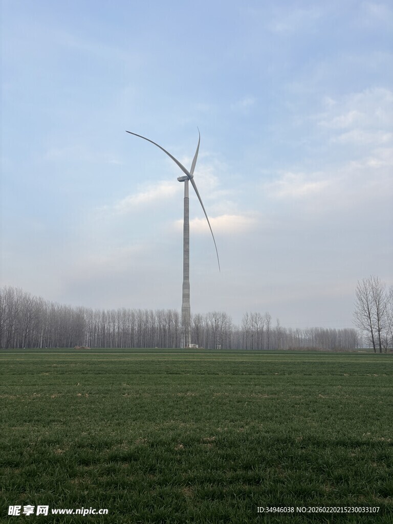 田野中的大型风力发电机