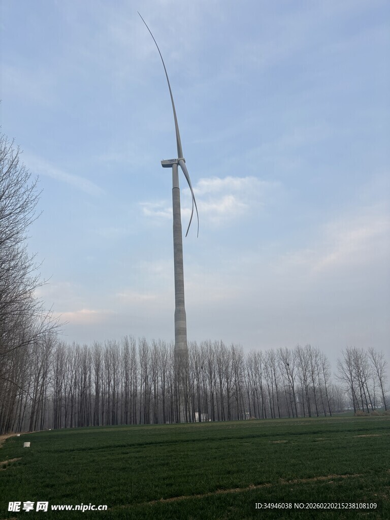田野中的高大风力发电机