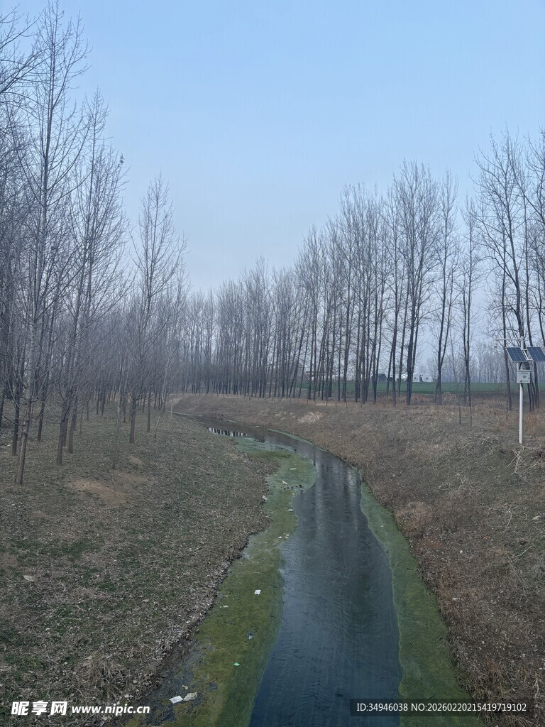 田野间的狭长水渠