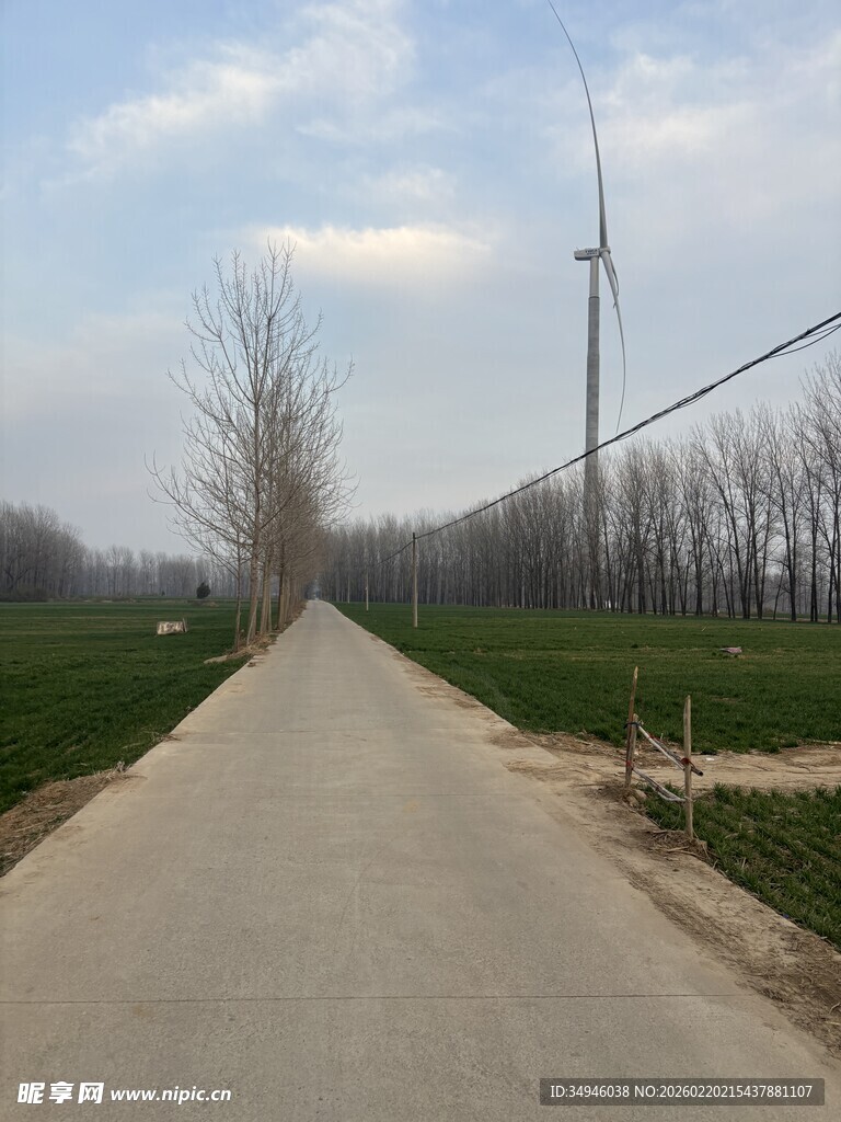 乡间小路旁的风力发电设施
