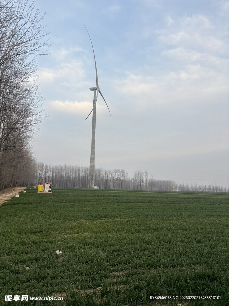 田野中的风力发电机
