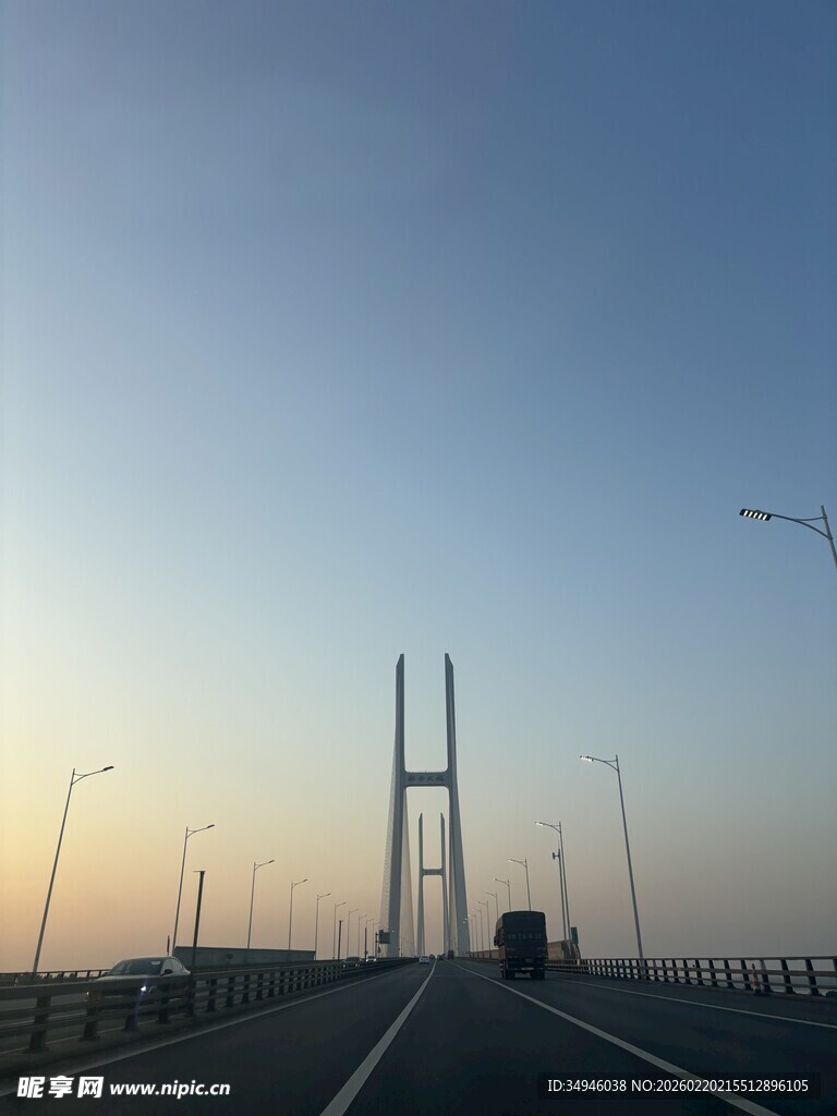 黄昏下的跨海大桥