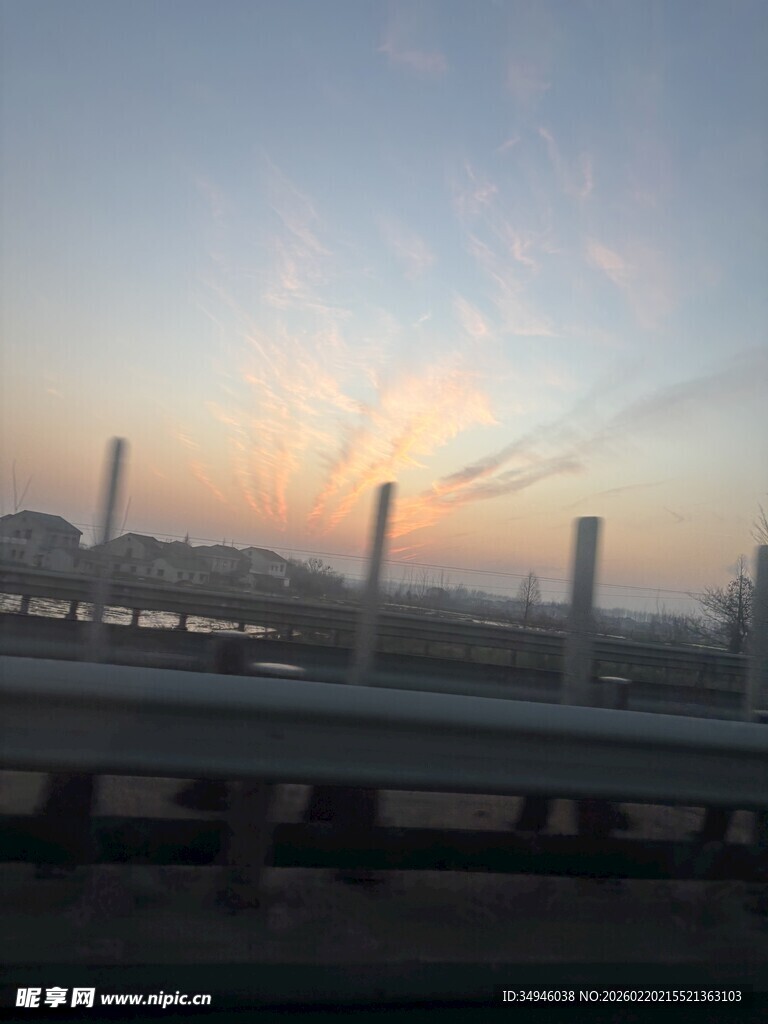 黄昏下的城市桥梁景观