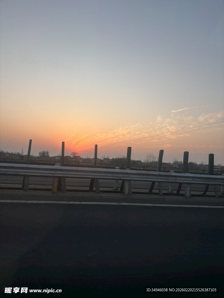 公路上的绝美落日景象