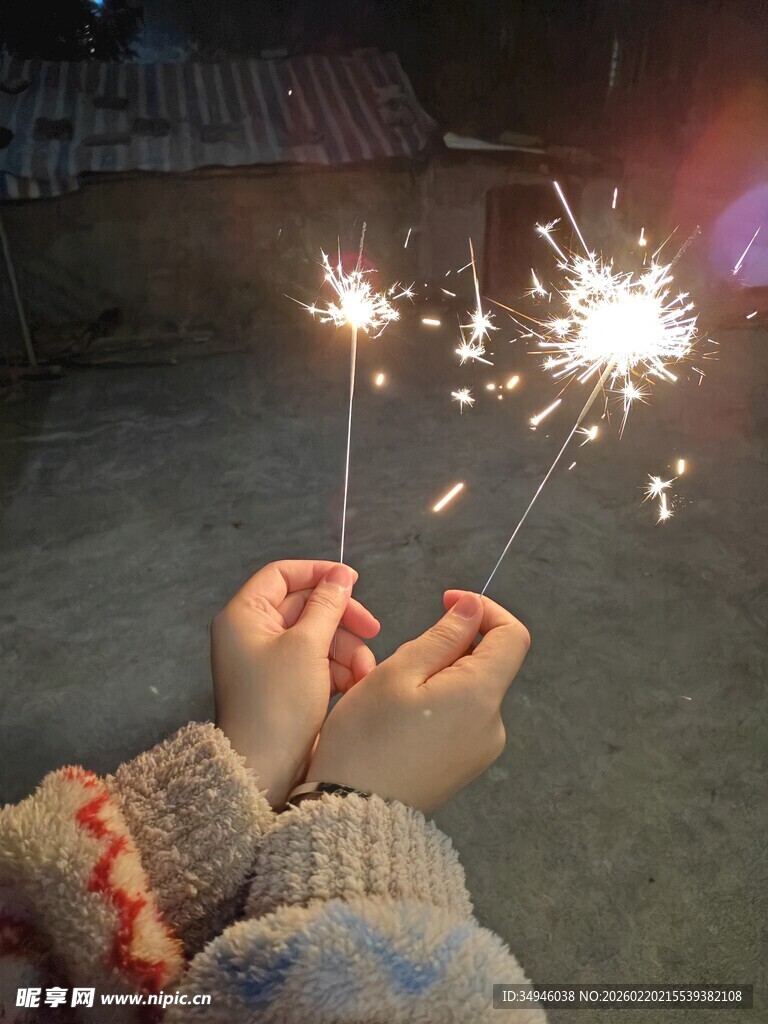 手持烟花的温馨瞬间