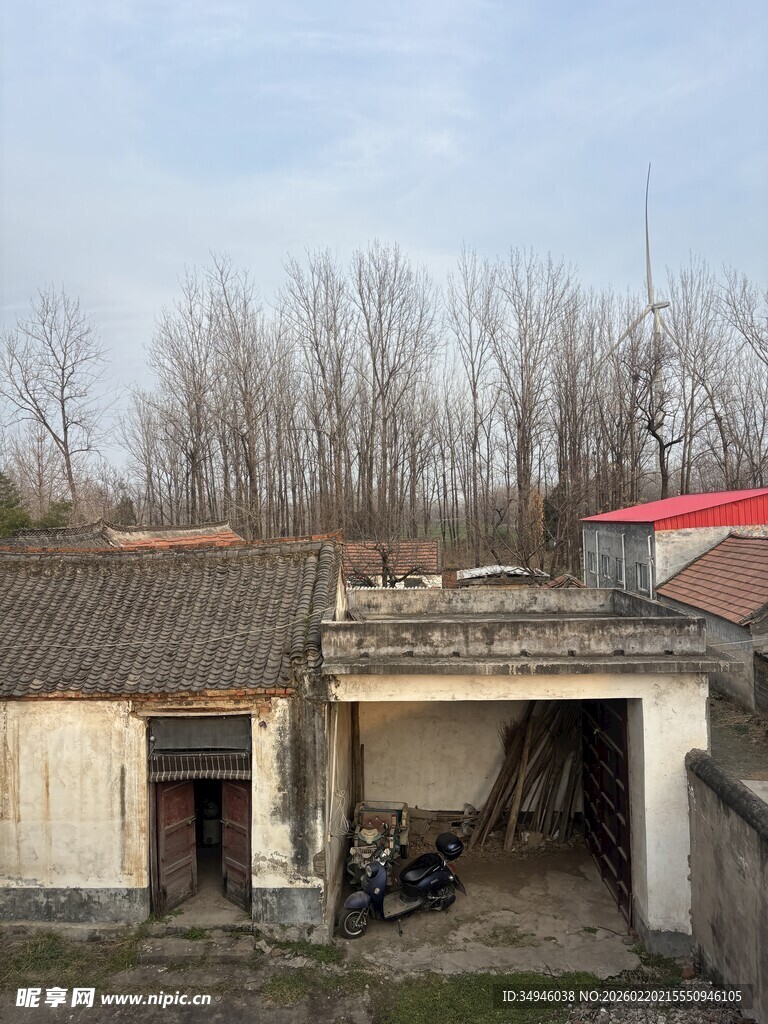 老旧荒废的乡村房屋一角