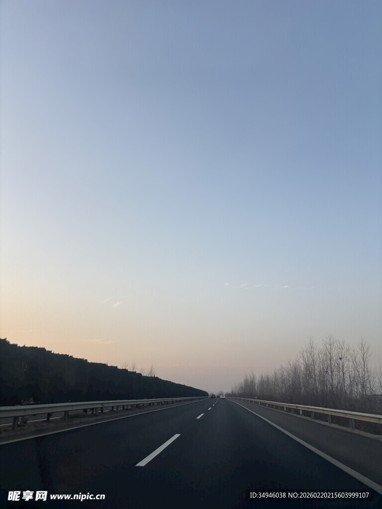 黄昏时分的空旷高速公路