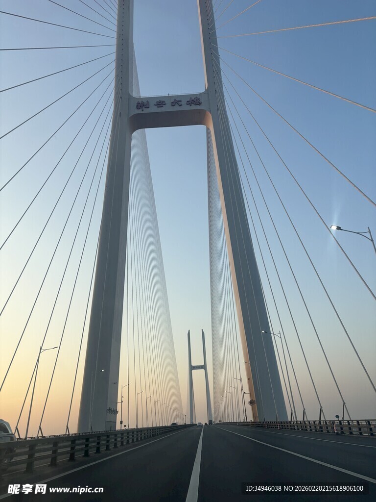 夕阳下的壮观跨海大桥