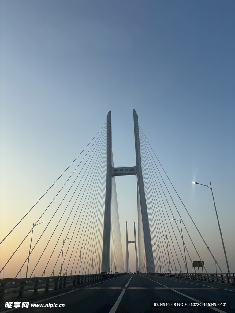 夕阳下的宏伟斜拉桥