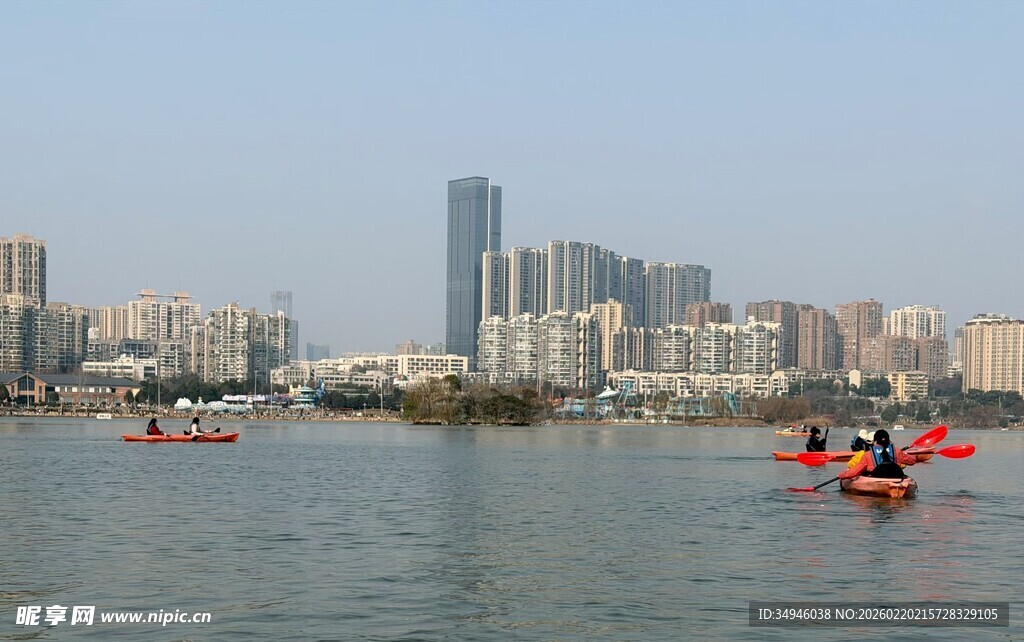 城市河畔上的多彩皮划艇