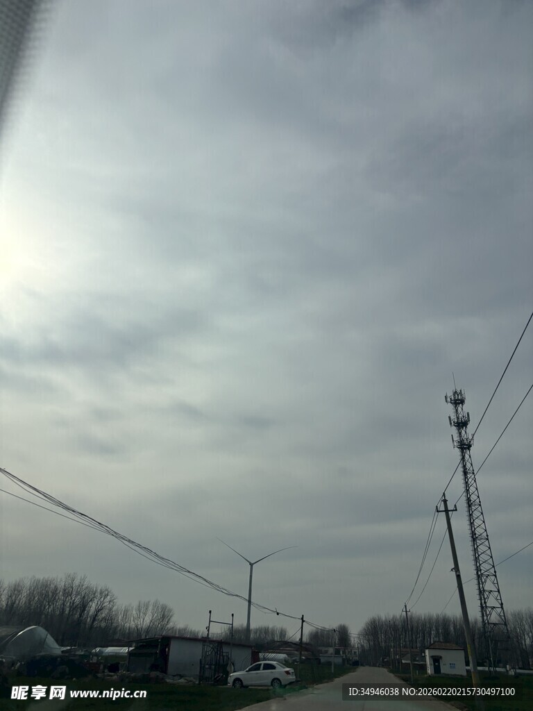 乡村道路旁的通信设施