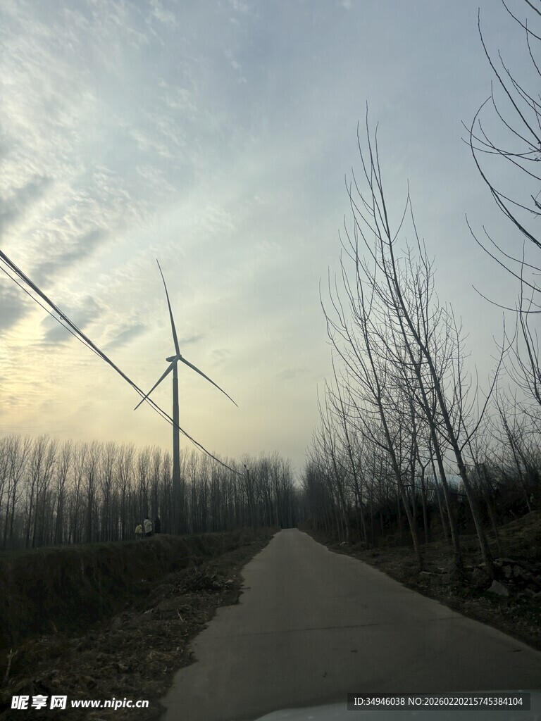 黄昏下的乡间风力发电景象