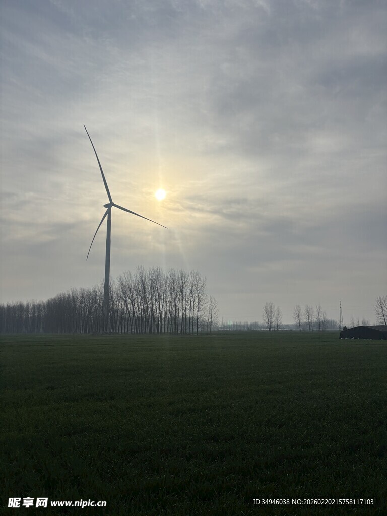 田野上的风车与落日余晖