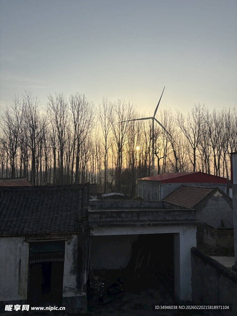 乡村黄昏下的风车景观