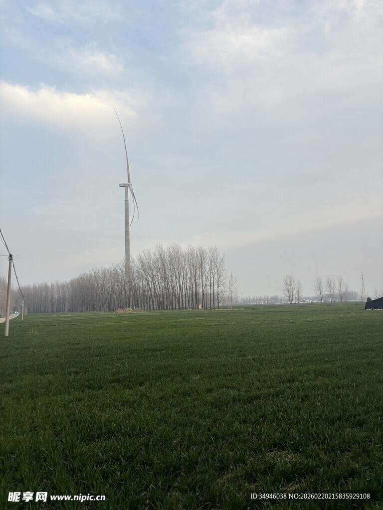田野中的风力发电机