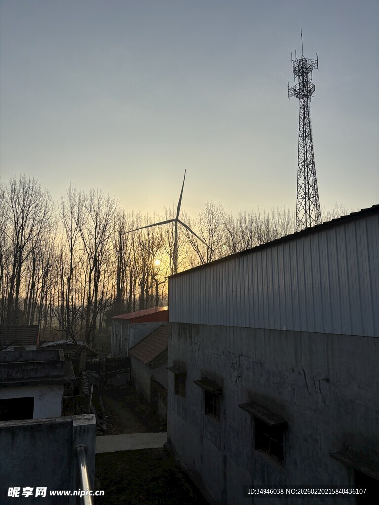 乡村旁的风力发电机与信号塔