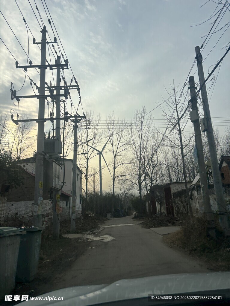 老旧电线与荒废小道景象