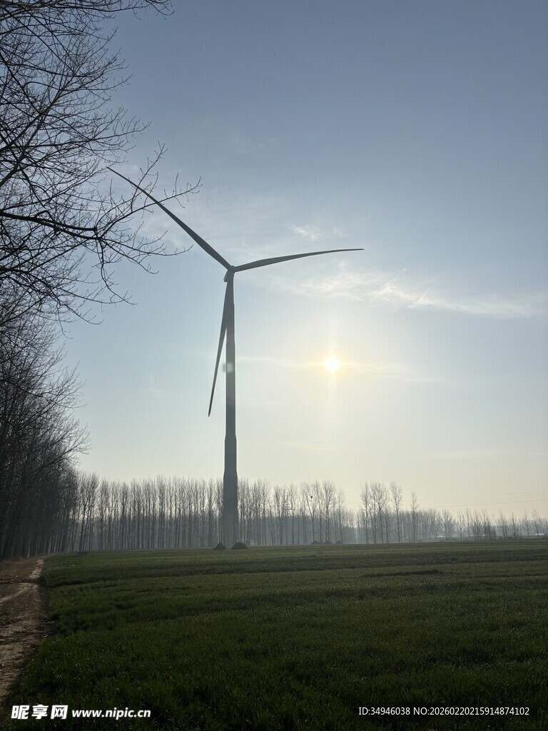田野中的大型风力发电机