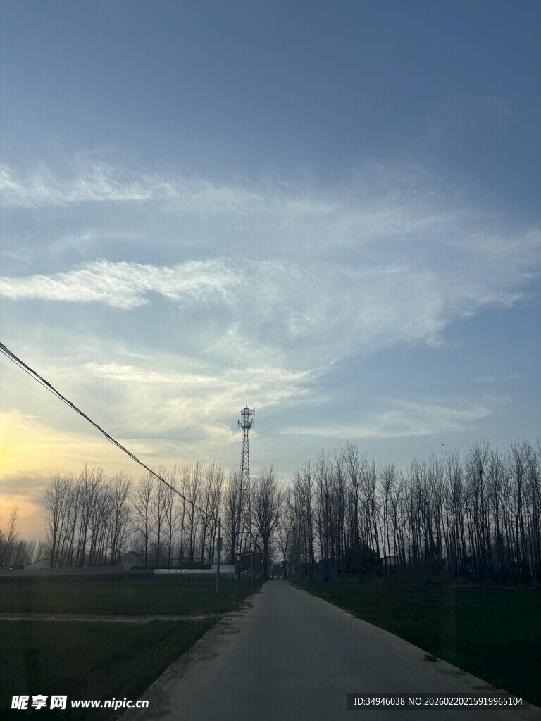 乡村道路黄昏美景