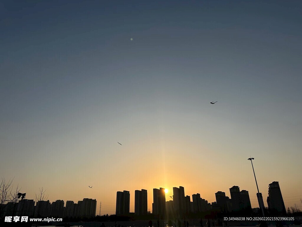 城市日落剪影美景